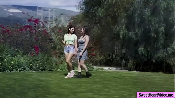 Slut Queenie Sateen n Scarlett Alexis enjoy lesbian sex