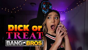 BANGBROS – Check Out How Sexy Violet Gems Is In Her Halloween Costume! Johnny Definitely Loves it