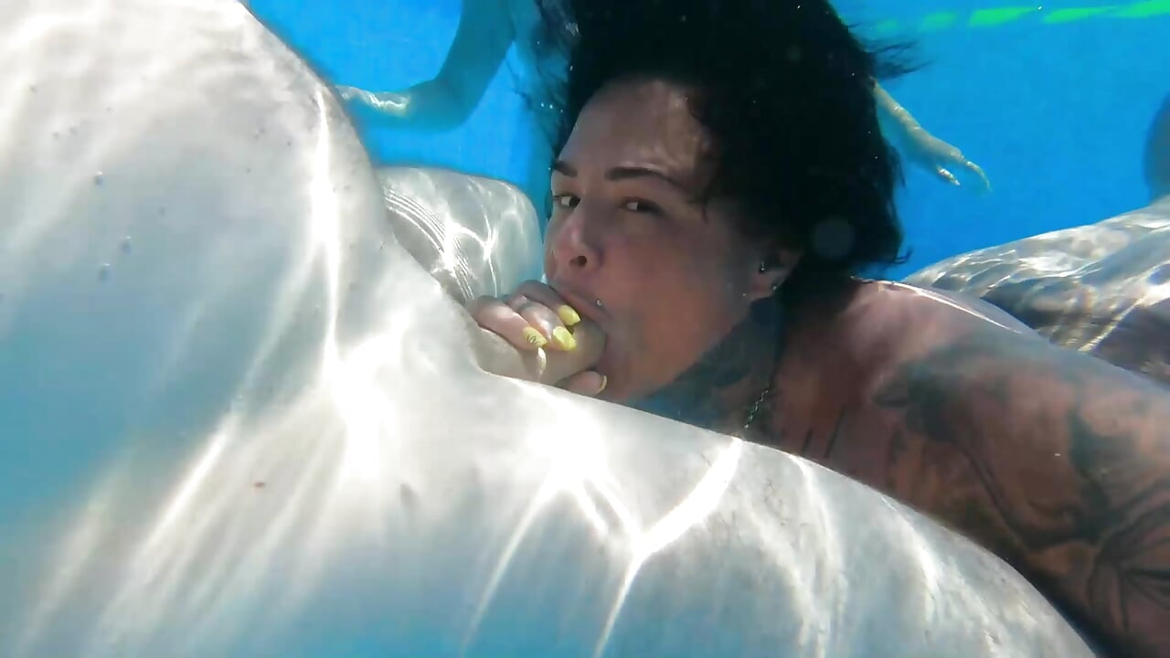 Holiday Pool Orgy Blowjob fun & underwater camera