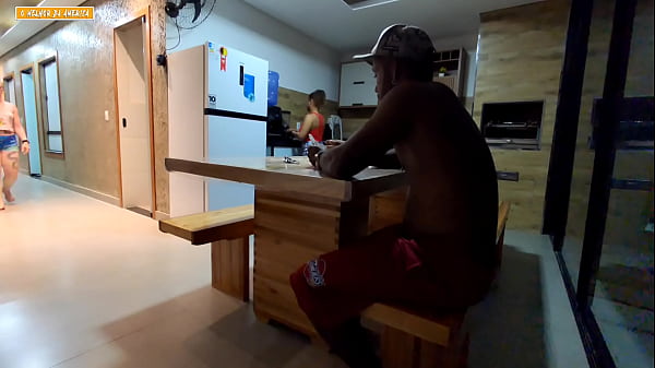 GAROTA TRANZA SEXO COM O SEU P4D4STR0 ENQUANTO SUA M4M4E FAZ AFAZERES DOMESTICOS