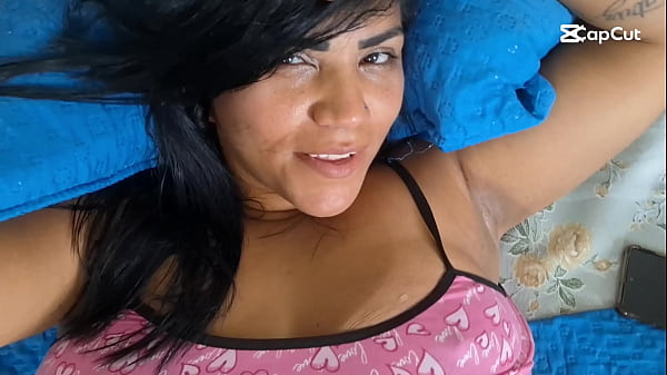 Videochamada Proibida: Nicoly Mattos Leva Leitinho na Bucetinha e Brinca com Porra Escorrendo na Bucetona Peludinha até Gozar de Novo