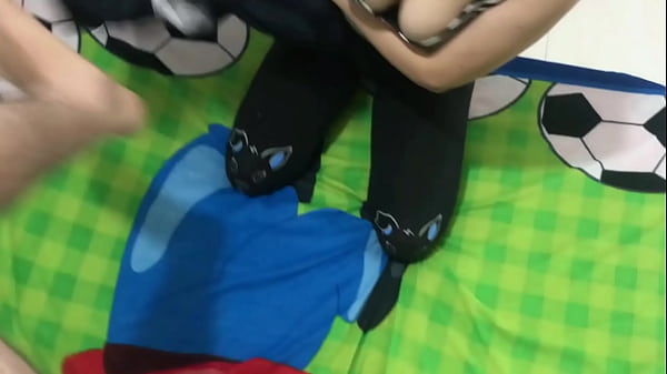 Hijastra tetona está loca por la polla madura!