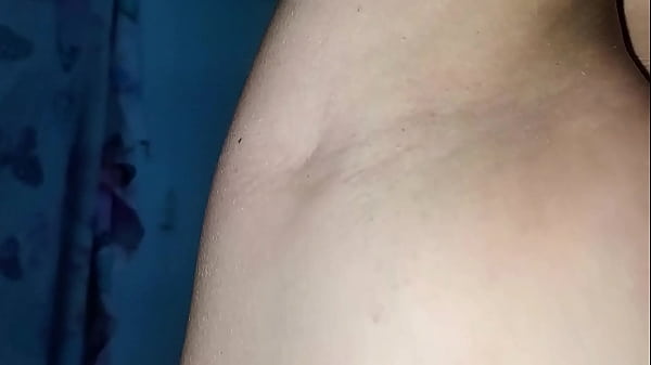 A mi padrastro le gustan mis axilas !!! Dejo que me toque los senos y que se corra encima de mis tetas con su enorme polla