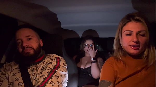 Motorista 99 pega passageiro dos peitos grandes e natural ! Passageira gosto tanto que pediu que chupasse ela todinha e seus peitos até ela gozar gostoso e deu 5 estrelas pela corrida!