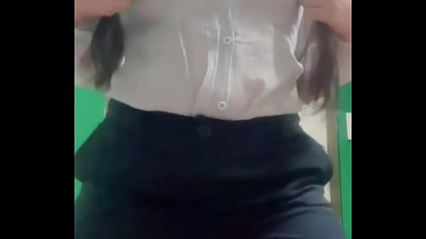 secretaria milf culona latina mexicana nalgona se quita todo su uniforme en la oficina en la hora de la comida y muestra todo su culo gordo se abre el ano y muestra sus senos