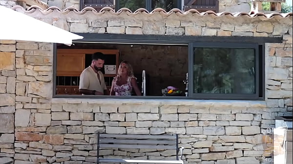 Irina, blonde aux gros seins, se fait cuisiner les fesses