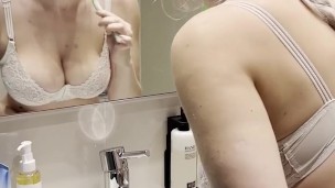 BIONDA TETTONA usa il suo SEX TOY preferito per masturbarsi e venire