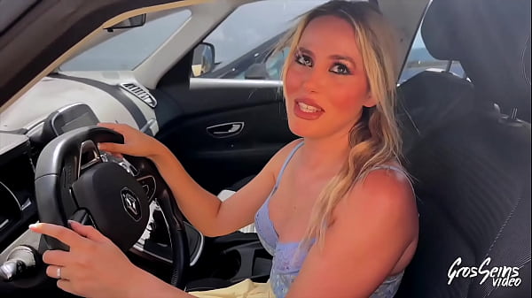 Maya, belle blonde aux gros seins, adore la baise sauvage