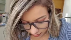 LOIRA DE LINGERIE NA COZINHA