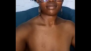 Chupando e me deliciando nos meus peitos gigantescos