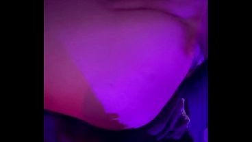 Pillo a mi hermanastra masturbandose y sus grandes tetas